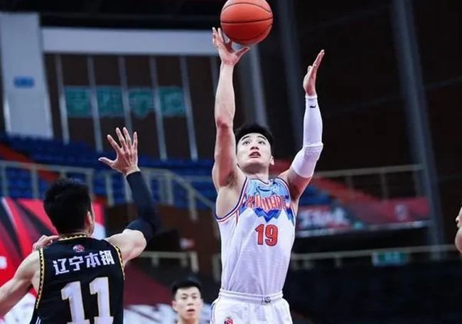 英超关键时刻再迎强敌，辽宁本钢豪取连胜，主帅态度：更衣室稳定，心理建设被强调(辽宁本钢男篮今晚直播)