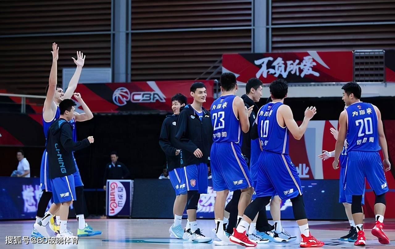 关于费耶诺德训练开放日；今晚队长鼓劲引欢呼；CBA常规赛在即；控场能力受关注的信息