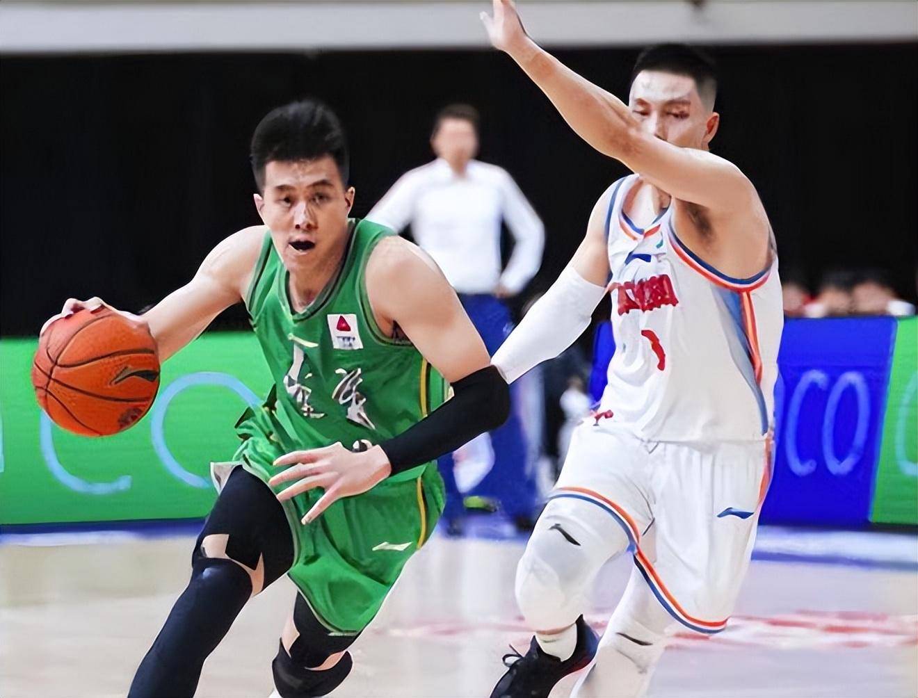 里程碑夜广州队门线救险，CBA常规赛加时末段刷纪录，球迷炸锅，临场指挥获称赞 